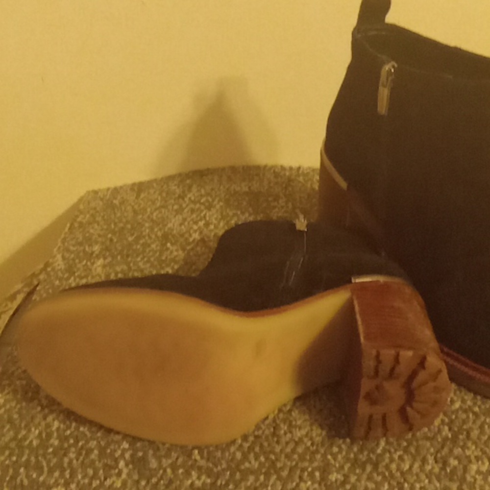 Vince Camuto Gorgan high heel ankle boot in black suede size 7 - Picture 6 of 7